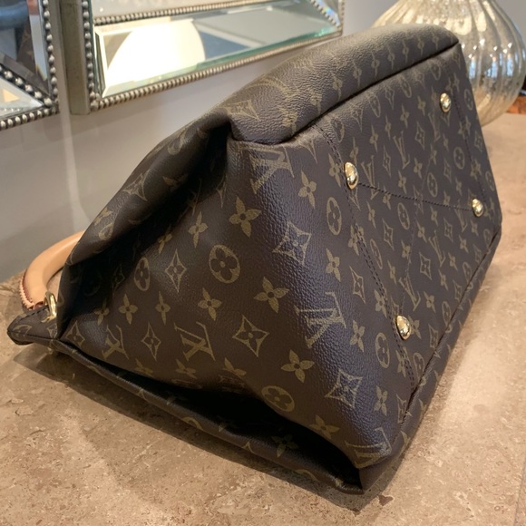 Authentic Louis Vuitton Artsy MM Handbag - Picture 11 of 17